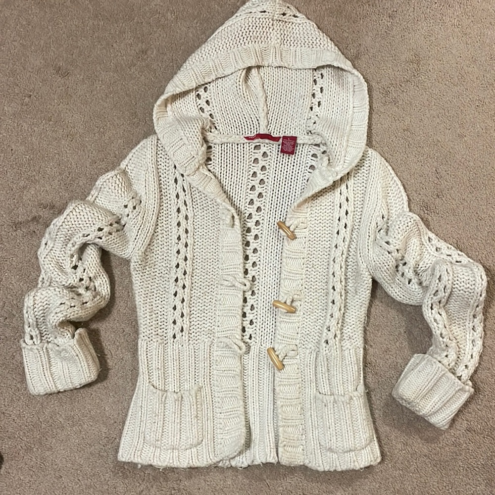 Chunky sweater by Roxy. Cream color size large. Fits more like a medium.